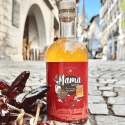 Rhum arrangé Mama Sama Pays Basque sur une rue pavée de Bordeaux